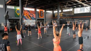 Qual a frequência ideal de treinos de CrossFit para alcançar seus objetivos? Saiba como equilibrar intensidade e descanso.